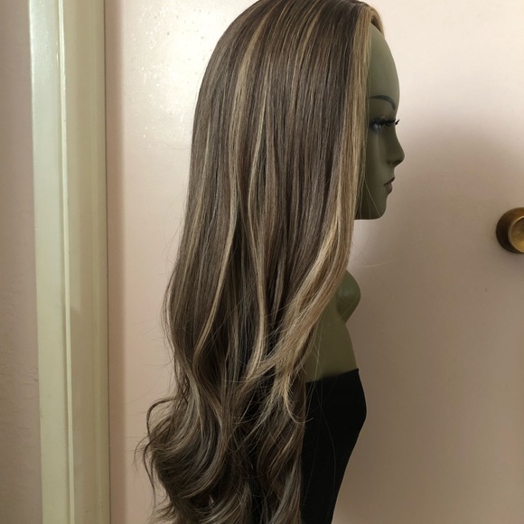 Long Beautiful Wig - Picture 4 of 7